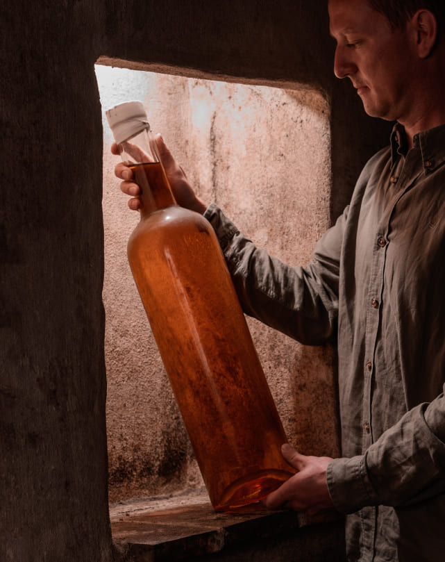 Georg Schmelzer im Weinlager